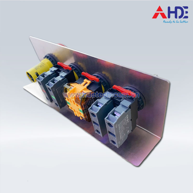 Ảnh thực tế nút dừng khẩn Sanli lắp đặt trên bảng điều khiển