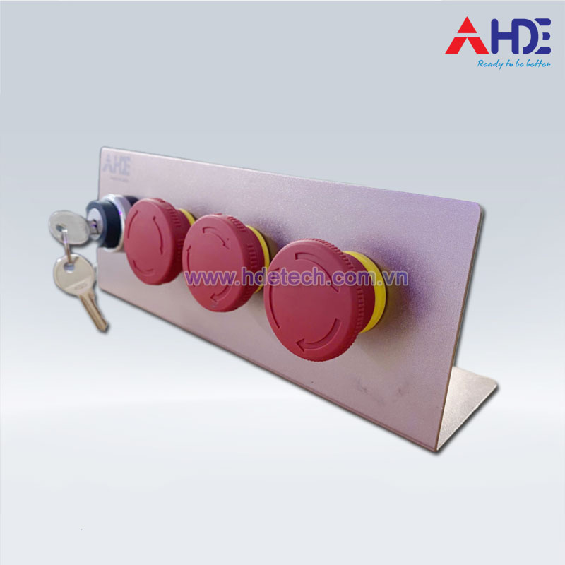 Ảnh thực tế nút dừng khẩn Sanli lắp đặt trên bảng điều khiển